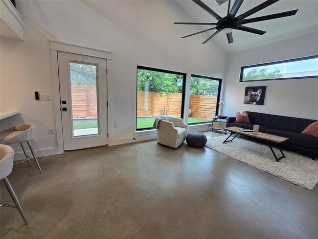 Building Photo - 1112 W N Loop Blvd