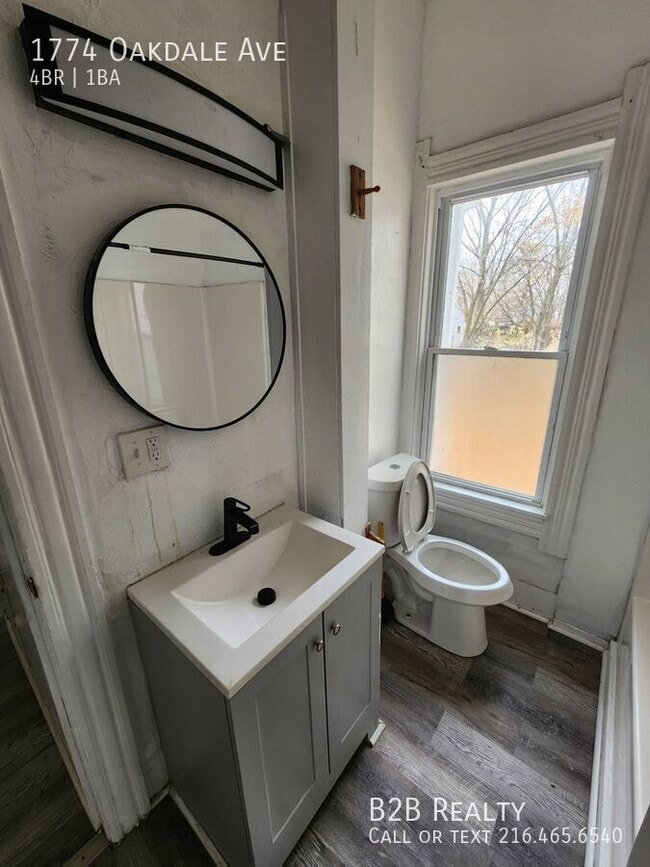 Building Photo - 1774 Oakdale Ave