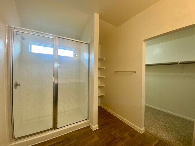 Building Photo - Updated Home in Pioneer Crossing! Available for July!