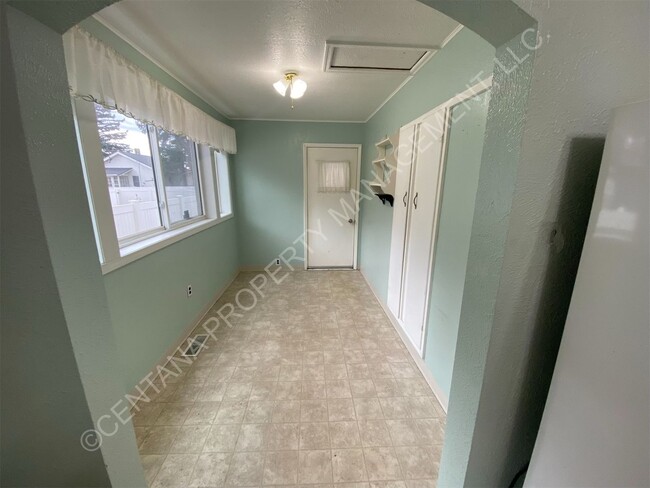 Building Photo - Spacious Two Bedroom Home on the Flats!