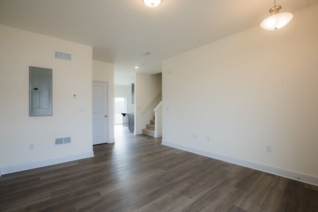 Building Photo - 3 Bedroom / 2.5 Bath Unit