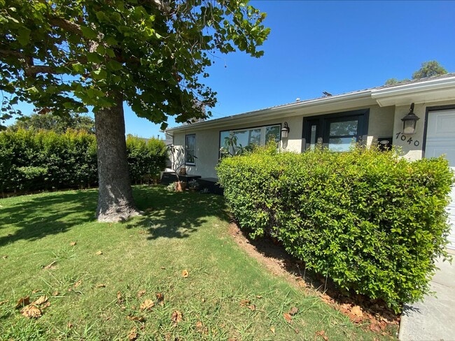 Building Photo - Fireplace! 1 Car Garage! Double Stainless Steel Oven! HUGE Enclosed Yard! Remodeled!