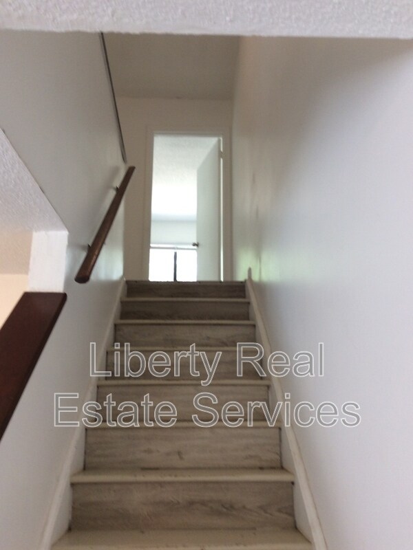 Building Photo - 912 Pineland Ave