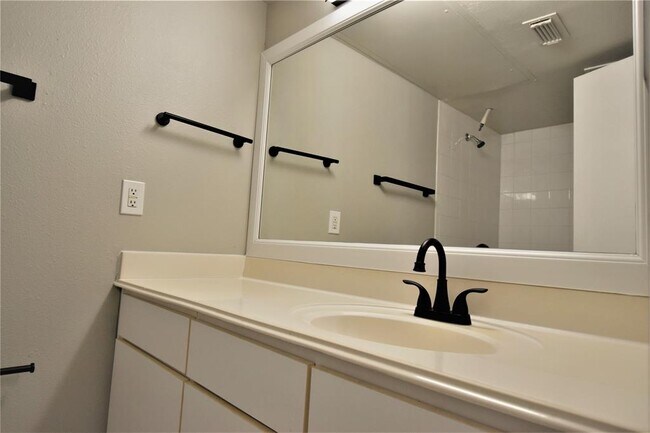 Building Photo - 2824 S Bartell Dr