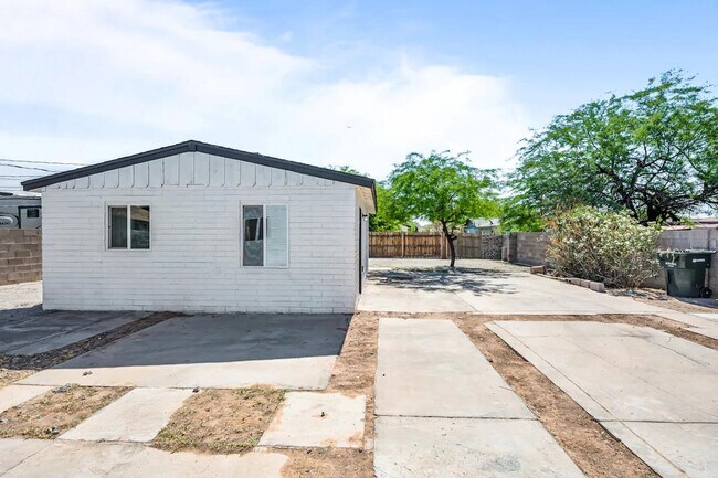 Building Photo - 2302 W Colter St