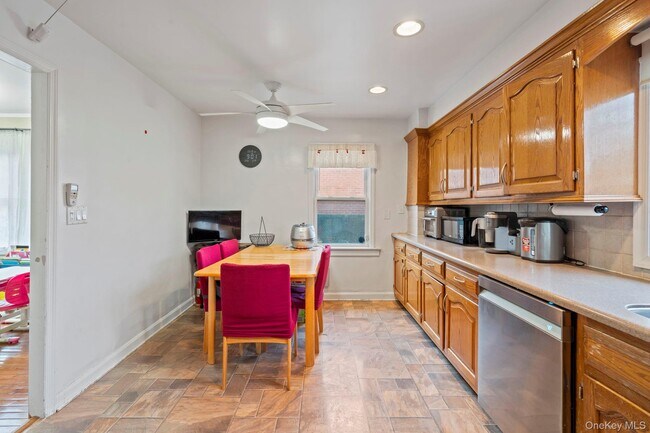 Building Photo - 14-28-28 156th St