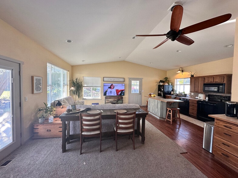 Building Photo - 5634 Locust Ln