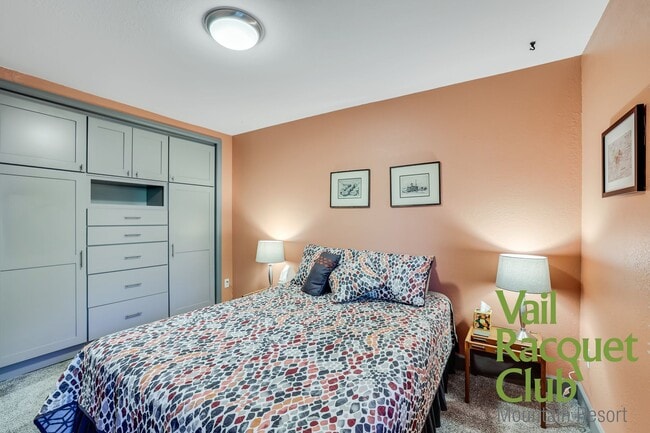 Building Photo - 4660 Racquet Club Dr