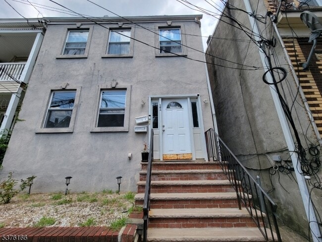Primary Photo - 11 Cutler St