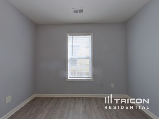 Building Photo - 10429 Hugue Way