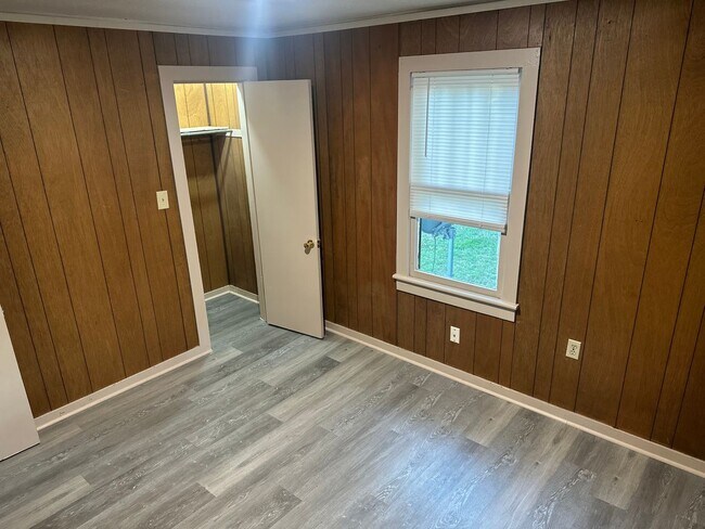 Building Photo - 2 Bedroom, 1 Bathroom Home w/ Fenced-In Backyard and Covered Front Porch in Downtown Springdale