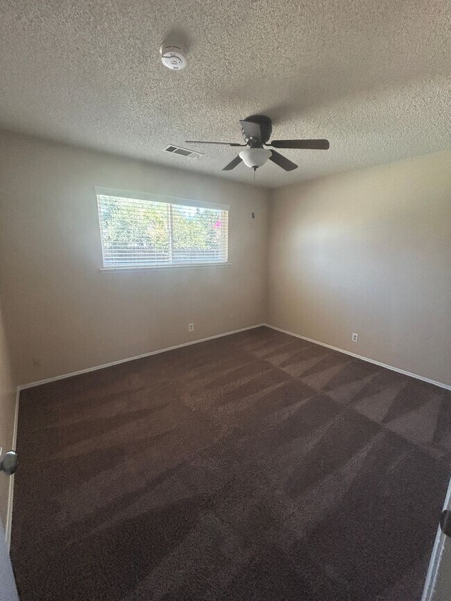 Building Photo - Stay cool in Lemoore in this spacious home...
