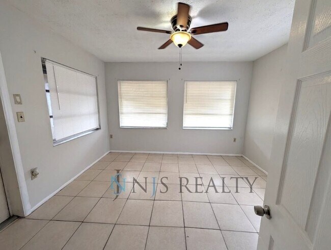 Building Photo - 1209 Maybury Dr