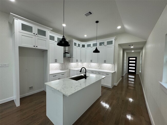 Building Photo - 923 Adele St