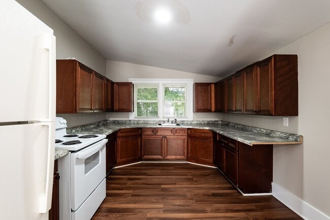 Building Photo - Recently Renovated Three bedroom Home!