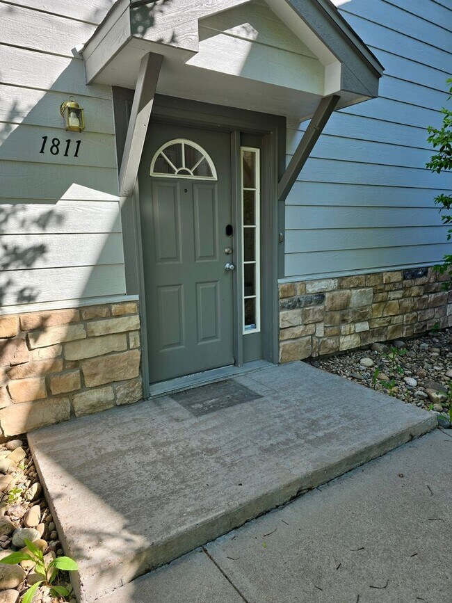 Building Photo - Spacious, Updated 2BR / 2 BA Condo in Gated Community!