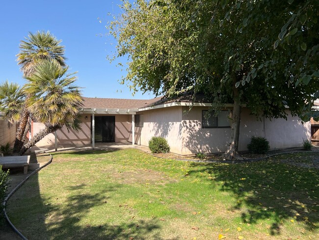 Building Photo - Southwest Bakersfield