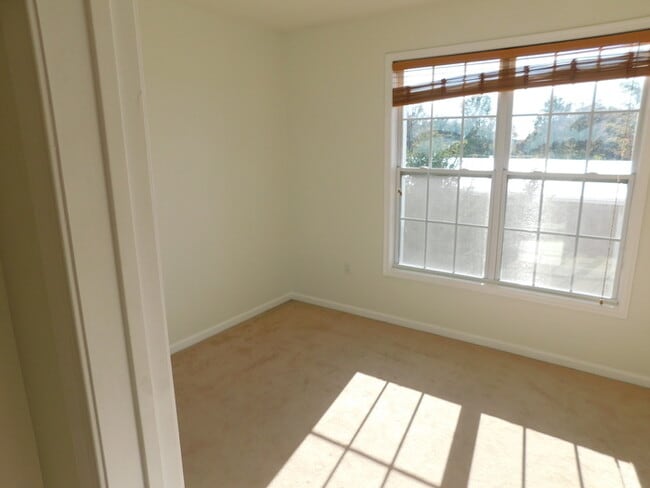 Building Photo - Recently Painted - 2 Bdrm Large Condo Edis...