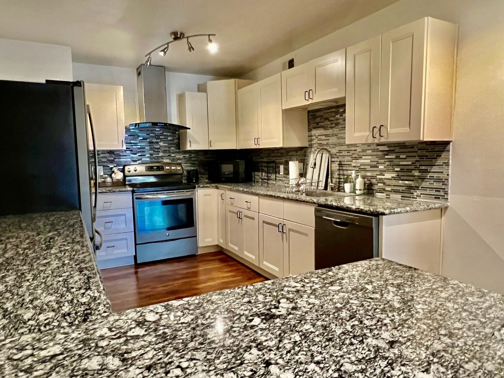 Kitchen - 6081 Milton St
