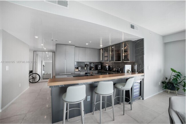 Building Photo - 1900 N Bayshore Dr