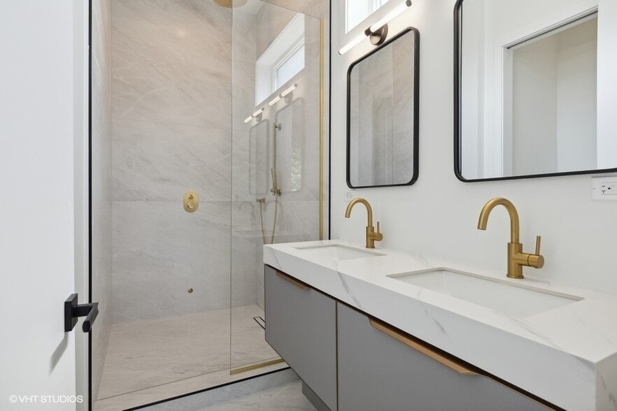 Master bathroom - 2132 W Rice St