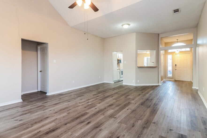 Building Photo - 138 Woodcreek Dr