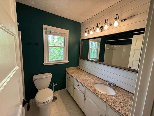 Building Photo - 2110 Six Branches Dr