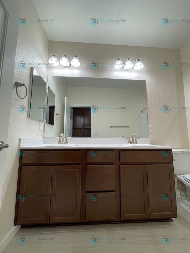 Building Photo - Half month FREE!!! Luxury and Convenience: Fully Equipped 3-Bedroom 2.5 Bathroom 2 car garage Con...