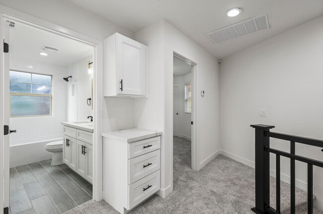 Building Photo - 915 E Central Ave