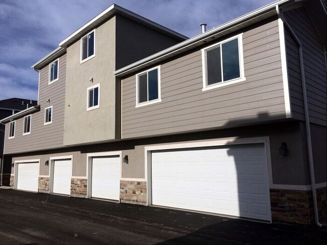 Building Photo - Beautiful 3 Story Vineyard Townhome