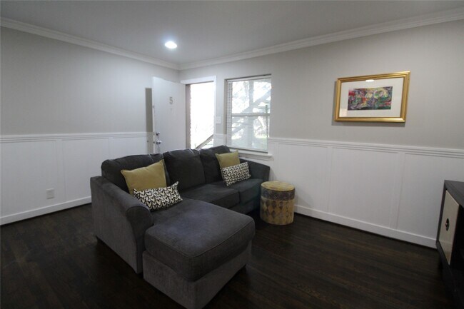 Building Photo - 4719 Oakshire Dr