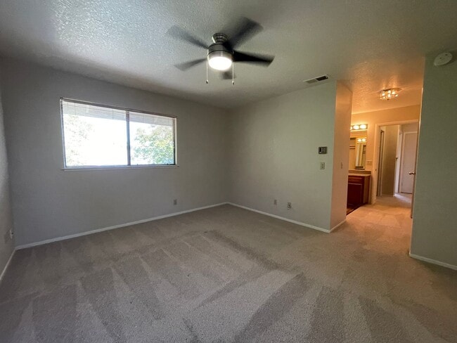 Building Photo - Spacious & Bright 3-Bedroom, 2 and 1/2 Bat...
