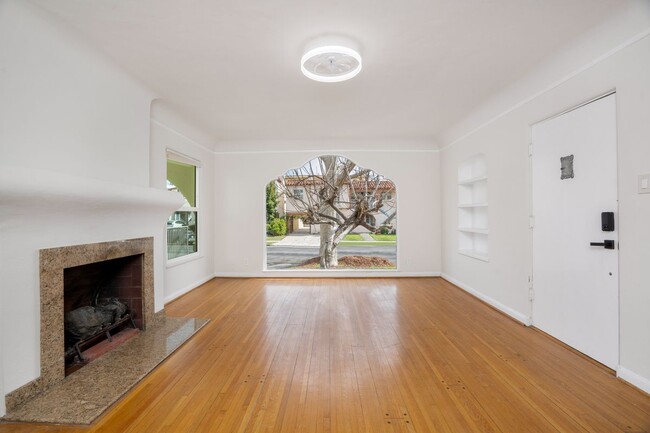 Building Photo - 825 S Holt Ave