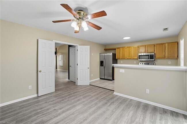 Building Photo - 716 Aylesbury Dr