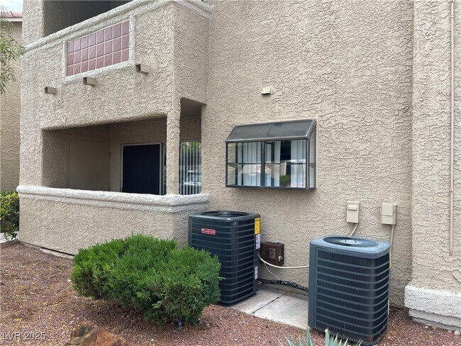 Building Photo - 7200 W Pirates Cove Rd
