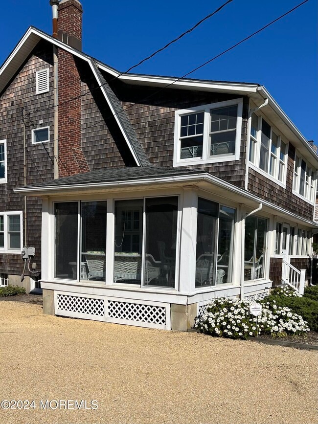 Primary Photo - 724 East Ave