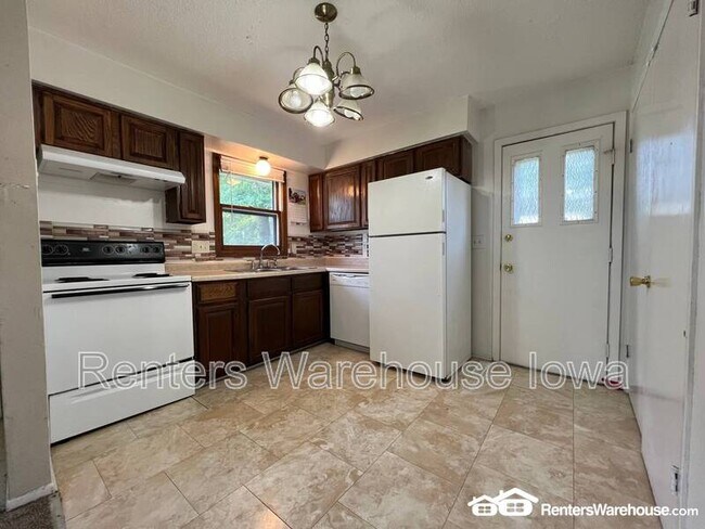 Building Photo - 910 E Railroad