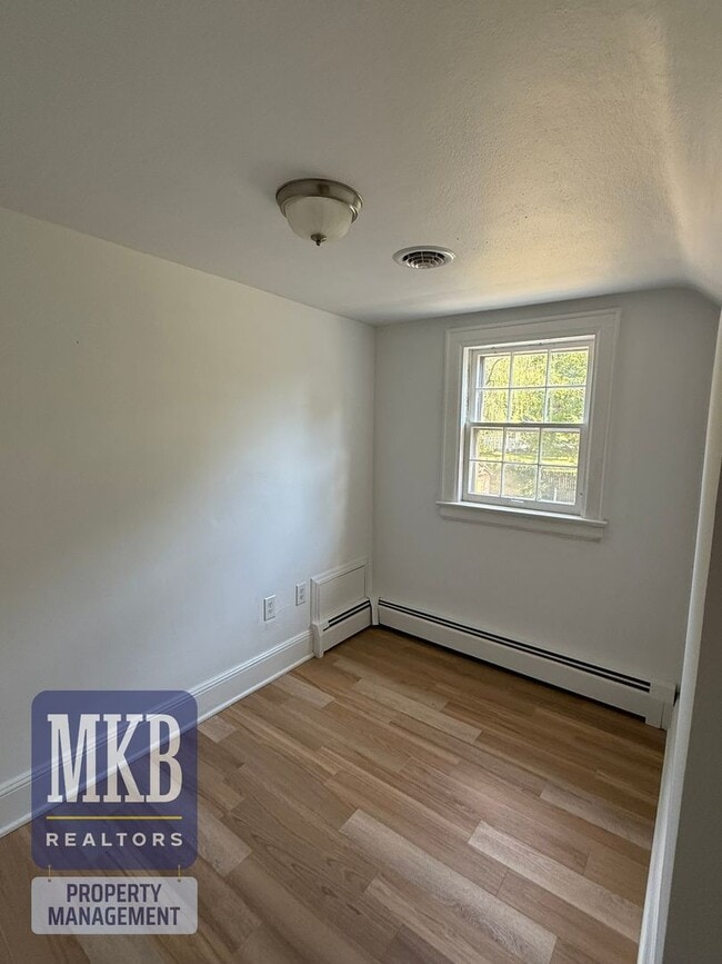 Building Photo - Beautiful Cape Cod with Greenway Access