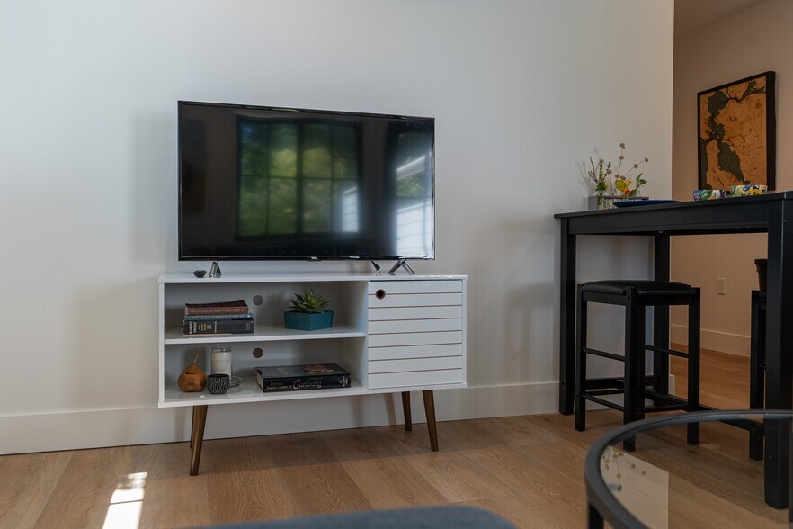 TV and dining table - 1110 Glen Rd