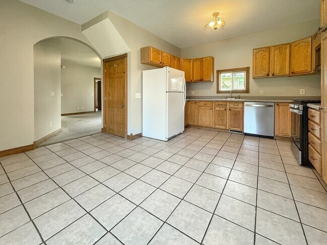 Building Photo - 465 3rd Ave