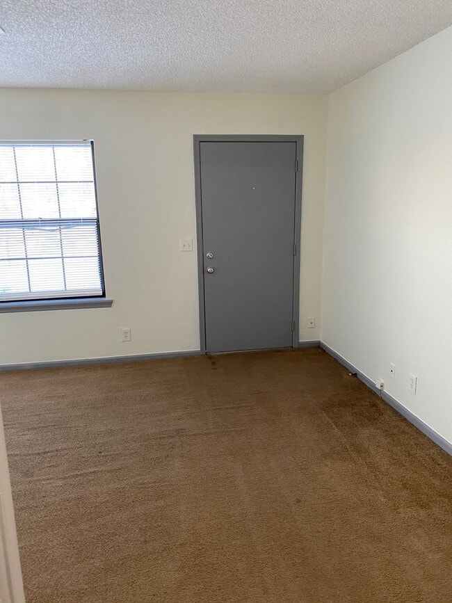 Building Photo - 2 Bed 1 Bath 1 Car Garage Duplex in Centra...