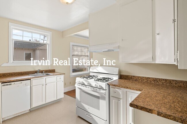 Building Photo - Nice 3 Bedroom and 2 Bath House with Backyard