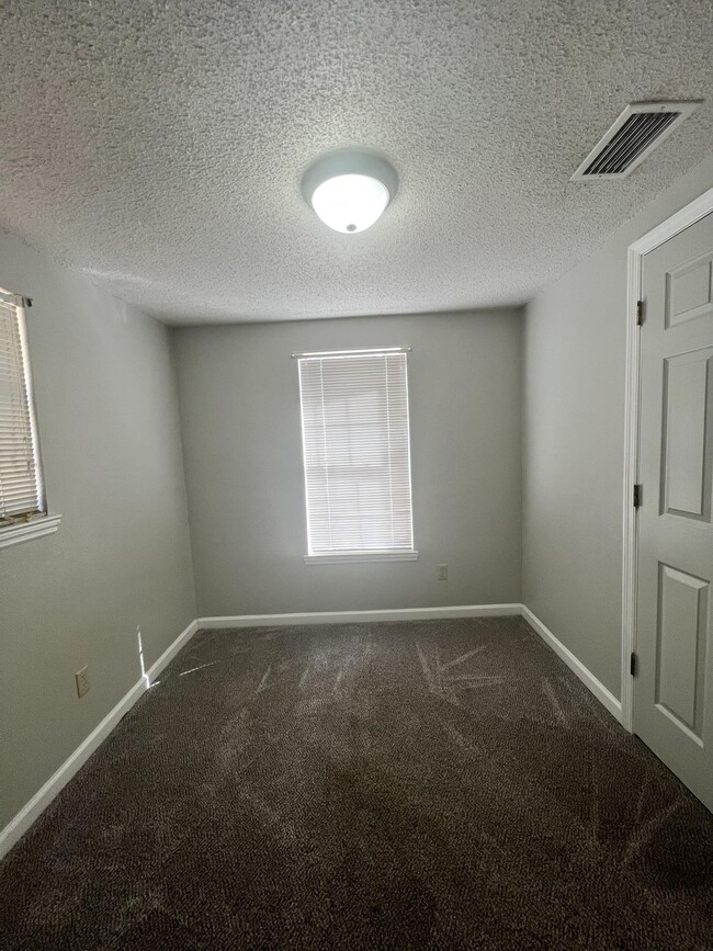 Building Photo - 1614 Lonnie Rd