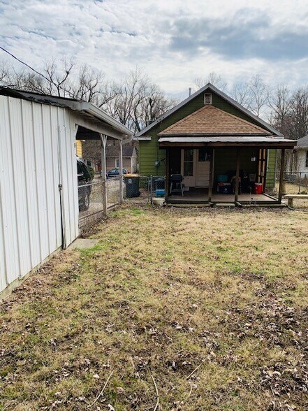 looking at the back of the house from the back yard - 211 E Vermilya Ave