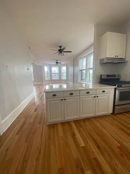Building Photo - 4200 N Damen Ave