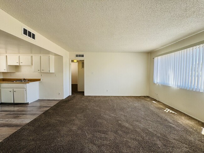 Building Photo - Conveniently Located Downstairs 2 bed, 1 b...