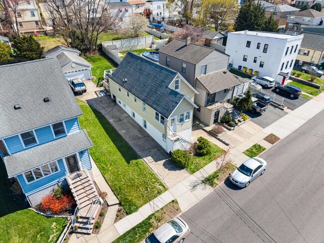 Building Photo - 632 Chase Ave