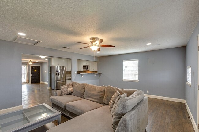 Building Photo - 9621 Rustown Dr