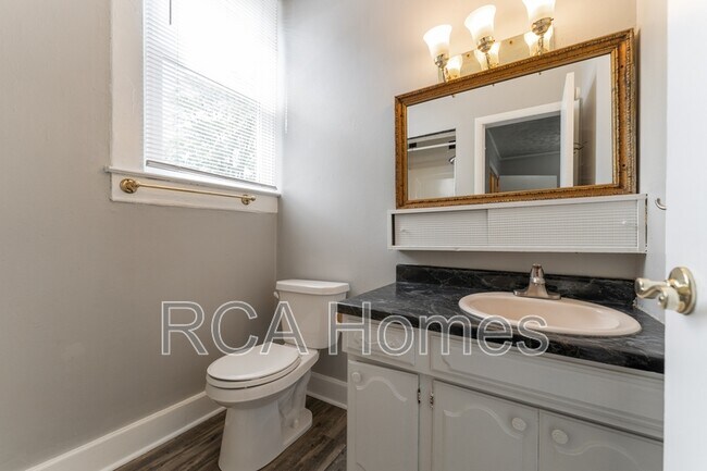 Building Photo - 906 Laurel St