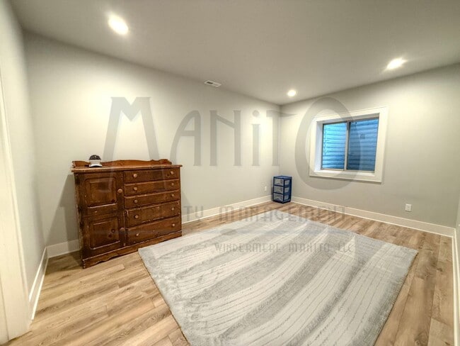Building Photo - Spacious South Hill Home